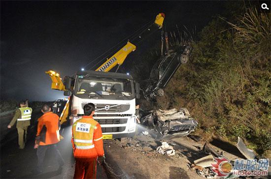 失控大罐車追撞18輛小車致8死26傷現(xiàn)場(chǎng)慘烈 吊車救援現(xiàn)場(chǎng)